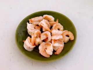 什锦虾仁焗意面,炒至微红就盛出来