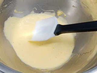 自制无冰渣版的冰激凌,蛋黄加20克的白糖,3滴柠檬汁打发至蛋黄颜色变浅、体积增大就可以。