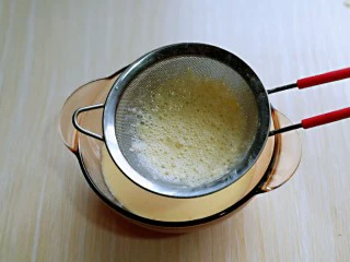 会爆浆的脏脏蛋挞～咬一口细滑醇香,再将做好的蛋挞液过细筛，这样口感更细腻。