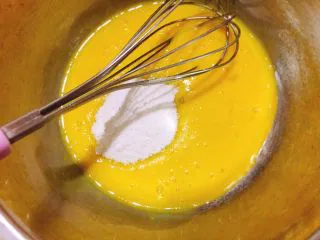 7寸中空戚风蛋糕(新手零失败),蛋黄用手动打蛋器打散,加入20克的细砂糖
