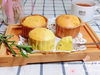 迷迭香玛芬蛋糕（制作耗时最短）,迷迭香气四溢的奶油马芬蛋糕就做好了。