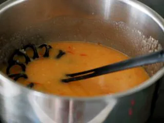 西红柿土豆浓汤,9.将西红柿土豆糊倒到煮锅里,用中火煮,煮的时候要不停的搅拌,非常易结底。