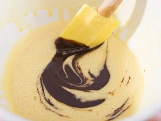 “冰火两重天”的巧克力熔岩蛋糕，越吃越上瘾！,倒入混合好的黑巧克力和黄油，加少许盐，搅拌均匀。 