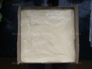 草莓彩绘蛋糕卷,取出烤盘，把蛋糕糊倒进去，尽量刮平，端起来轻震几下。放进烤箱。160度，上下火，烤20分钟。