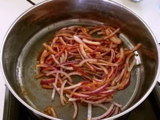 什锦虾仁焗意面,加入圆葱丝翻炒炒匀