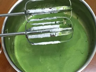 抹茶芒果裸蛋糕,抹茶粉加点温水，搅拌成泥状，再倒入玉米油中，搅拌均匀。