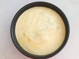 茶香戚风蛋糕,最后在上面加入蛋糊,把模具拿起来摔几次,排除面糊里面的气泡