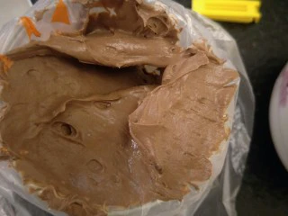 最“柔软”纸杯蛋糕☕—爆浆巧克力,放入裱花袋。