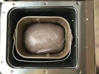 黑加仑黑米软欧包,7、发酵好的面团体积增大2倍左右，手指沾少许干面粉插入面团中，面团不塌陷有轻微的回缩成肚脐眼状态不变的样子就是发酵好了。