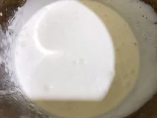 醇厚浓郁的巧克力慕斯蛋糕,淡奶油加入糖粉打至6成发