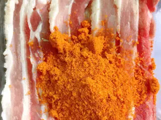 烤五花肉（奥尔良烤翅味）,放入烤翅腌料和料酒