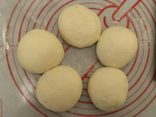 蒜香香肠热狗面包,均匀分成五等份上面盖保鲜膜松弛半小时。