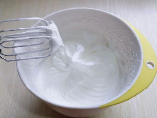 6寸红丝绒戚风蛋糕,电动打蛋器高速打发,打至湿性发泡时加入最后的三分之一糖,,继续打发至蛋白出现细腻的纹路,将电动打蛋器调低速打发一会儿,感觉有些阻力时,就可以停止打发,以免消泡,提起打蛋器有微微的弯勾即可!