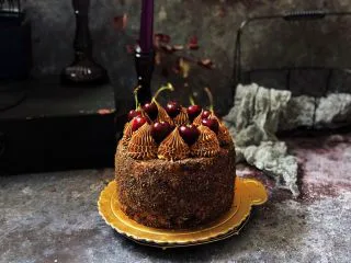 浓情蜜意－巧克力奶油蛋糕,表面用巧克力奶油霜和车厘子装饰一下即可。