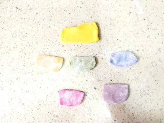 零色素卡通馒头可爱独角兽馒头,将彩色面团擀压成面片,大概2mm。