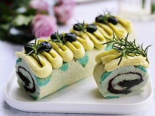 百变水果 蝶豆花蛋糕卷.百香果蓝莓馅,费点时间,但是一口咬下去你就会觉得很值得。