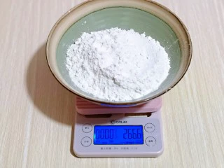 披萨新吃法~奥尔良鸡丁披萨,首先将面粉称重。(两个6寸披萨的量)