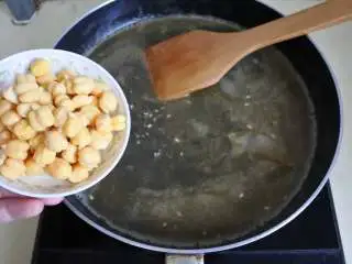 煎南美虾球配意式墨汁海鲜烩饭,加入墨鱼汁、鹰嘴豆、打好的蔬菜汁搅匀