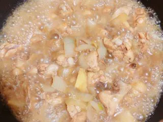 咖喱鸡土豆意面,鸡翅根炖煮10分钟后。