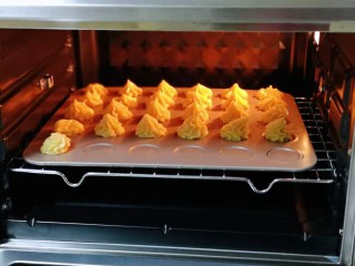零失败~奶油泡芙 外酥内软吃出幸福甜蜜,将烤盘入东菱烤箱中层。