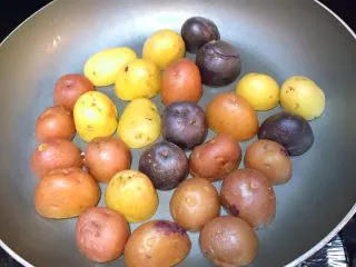 可以当零食又可以当主食的香煎小土豆,排入切开后的小土豆,中小火煎1-2分钟左右