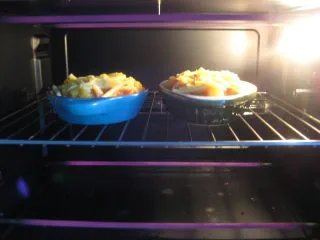 葡国鸡饭：在家复制香浓馥郁的异域美食,送入烤箱用200度，烘烤约5分钟，烤制乳酪丝融化即可。 