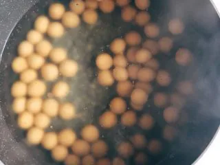 网红爆浆珍珠蛋糕,珍珠和水1:5,水烧沸后再下珍珠,小火煮半小时,可以尝一下看是否煮透