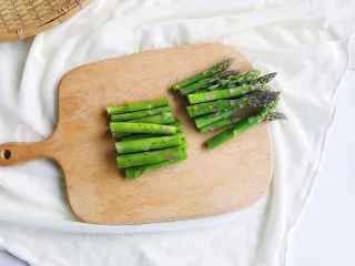 培根“如意”卷,食材处理： 芦笋去除老的根部 取中间和尾部 