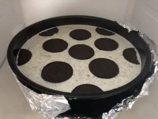 胜过冰淇淋蛋糕的「奥利奥冻芝士蛋糕」,放进冰箱冷藏3小时。