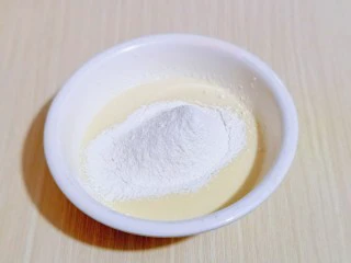 新手入门级～蓝莓椰蓉马芬蛋糕,最后筛入泡打粉与低筋面粉，呈Z字形拌均匀。