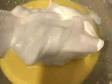 韩式—草莓蛋糕卷,将1/3的蛋白霜放入刚打好的蛋黄糊中,用切拌的方式轻轻搅拌均匀。(不要过度搅拌,以免消泡)