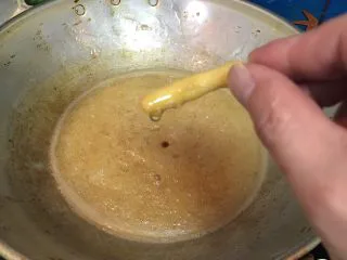 蔓越梅沙琪玛,或者用炸过的面团浸入提起黏合。