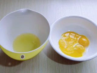 6寸红丝绒戚风蛋糕,蛋黄与蛋白分离,分别在无油无水的容器中。