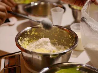 #春日烘焙教室#草莓塔/水果塔,加入过筛的低粉，搅拌成团。