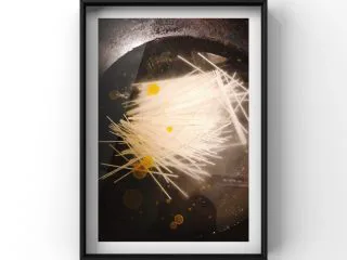 红薯牛肉酱面,煮面时加入一滴油防治面条粘粘，宝宝面条容易熟煮5分钟即可！