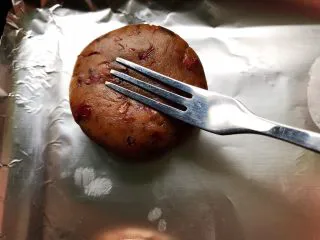 玫瑰花红糖小酥饼,喜欢的话还可以用叉子在表面按一下，形成花纹