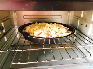 芝士培根披萨,放入烤箱上下火190度烤25分钟。