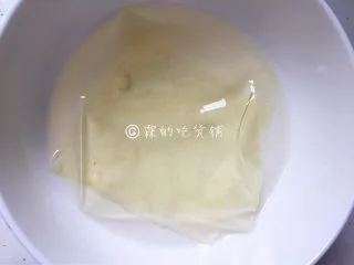 巧克力慕斯杯,吉利丁凉水中泡软。