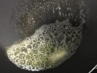 培根芝士焗饭,小火化黄油。