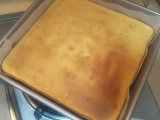 柔软到出乎意料-奶酪蛋糕卷,拿出震一下把蛋糕中的水蒸气蒸出