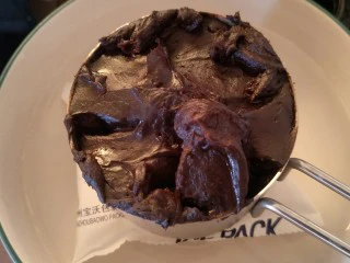 最“柔软”纸杯蛋糕☕—爆浆巧克力,重新放回小碗里冷藏待用。不着急的话，盖章保鲜膜放在冰箱里冷藏一个钟头。