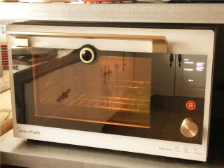 香葱肉松面包卷,取出二发好的面，烤箱180度上下火预热。 