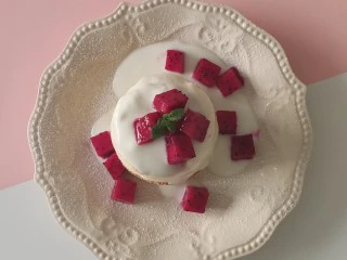 平底锅舒芙蕾,把舒芙蕾三到四个摞在一起,倒上酸奶或者奶油,果酱都可以