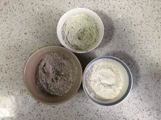 蔓越莓曲奇(原味&可可&抹茶),将有可可粉和抹茶粉的面粉先搅拌均匀一下。