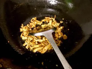 意大利面原来可以这样做，简单、营养、美味,热锅冷油，加入鸡肉炒八九成熟。