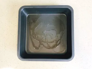 黑椒牛肉披萨,取一个八寸的烤盘，倒入少许油，抹匀