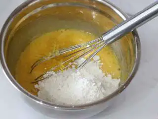 红茶柠檬戚风,4. 筛入低筋面粉a、柠檬皮屑，用蛋抽“Z”字形快速拌至没有干粉即可 