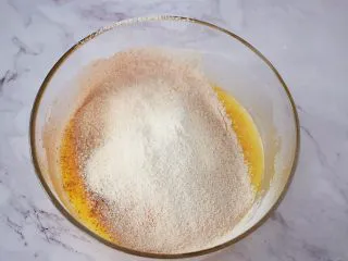 万圣节甜甜圈蜘蛛蛋糕,把低筋面粉、可可粉、泡打粉、盐混合筛入，拌匀