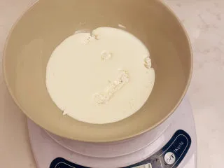 巴斯克芝士蛋糕,倒入约30g奶油与低筋粉混合