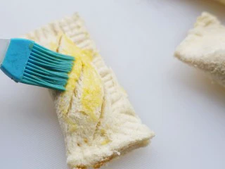 无敌好吃的苹果派,表面涂上蛋液。